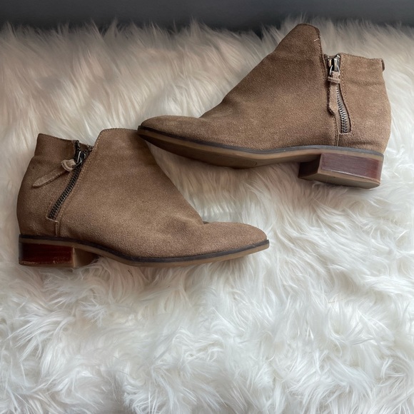 COPY - ⭐️⭐️CLEARANCE ⭐️⭐️STEVE MADDEN ARPER ANKLE SUEDE BOOTIES TAN SIZE 8 - Picture 1 of 7